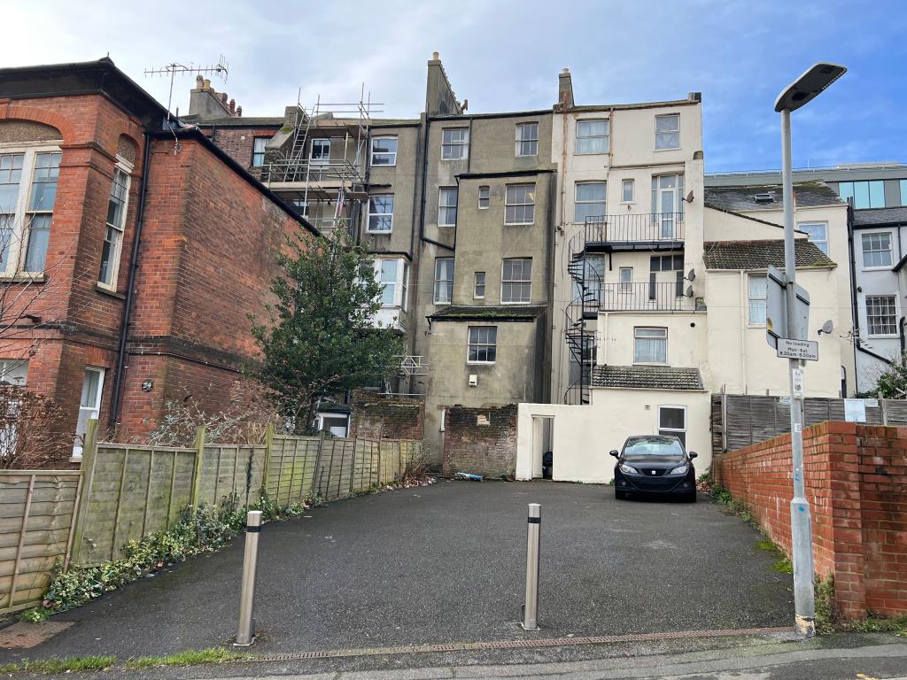 Lot: 15 - COMMERCIAL UNIT WITH GROUND RENTS - Carpark